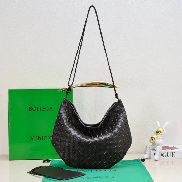 Original leather, batch 2060, the old-money style BV Sardine large size has been shipped🔥 Nowadays, many fashionable, rich and tasteful Jimei people are carrying the same bag invariably. It’s Bottega Veneta Sardine! Because this BV Sardine bag is so beautiful and high-end! The arc-shaped intrecciato woven bag body, paired with metal sardine handles, looks like a work of art, allowing people to ponder and appreciate it. Currently Sardine has launched three sizes for everyone to choose from. This is the largest size🉑️hand-held🉑️armpit🉑️single shoulder🉑️crossbody. It is a very high-quality and relatively niche treasure model. It will be very special when you carry it when you go out. It allows you to have the freedom of carrying a bag. Sisters go crazy. Style number: 7468-1# Size: 39*31*12cm